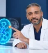 Prof. Dr. Orçun Çelik, böbrek kanserinde organ koruyucu cerrahi için 3B böbrek modelinde tümörlü bölgeyi gösteriyor